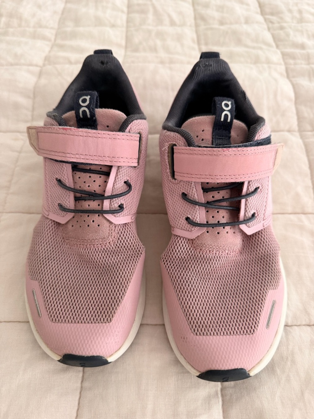 On Cloud Play Girls Running Shoes (White / Zephyr) Pink